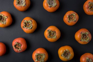 Siyah arka plan üzerine lezzetli taze hurma meyve.