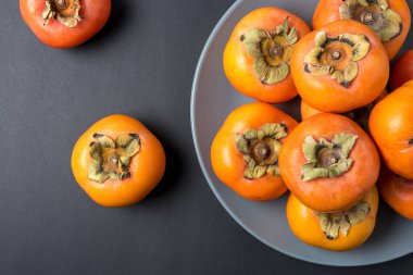 Siyah arka plan üzerine lezzetli taze hurma meyve.