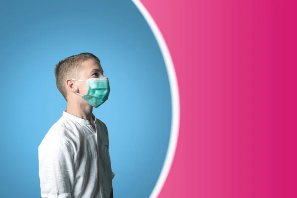 Ragazzino, un bambino con una maschera medica su uno sfondo brillante. Th — Foto Stock