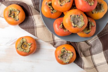 Lezzetli taze hurma meyve ahşap tablo.