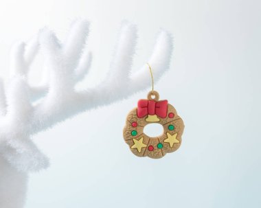 Beyaz Ren geyiği boynuzu beyaz arka plan üzerinde Noel dekorasyonu ile. Noel ve yeni yıl en az kavramı.