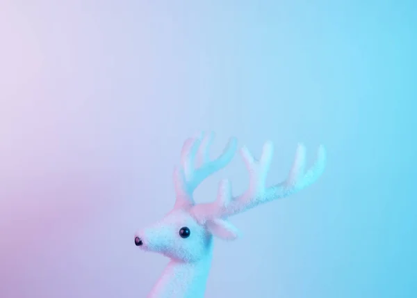 Renne blanc aux couleurs holographiques audacieuses et vibrantes. Noël et Nouvel An concept d'art minimal . — Photo