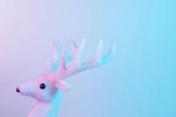 Белый олень в ярких жирных градиентных голографических цветах. Рождество и Новый год минимальная концепция искусства . — стоковое фото