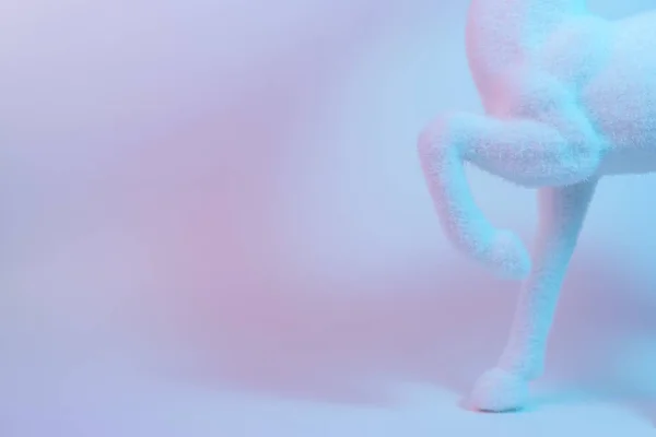 Білі оленячі ноги в яскравих сміливих градієнтних голографічних кольорах. Концепція мінімального мистецтва Різдва та Нового року . — стокове фото