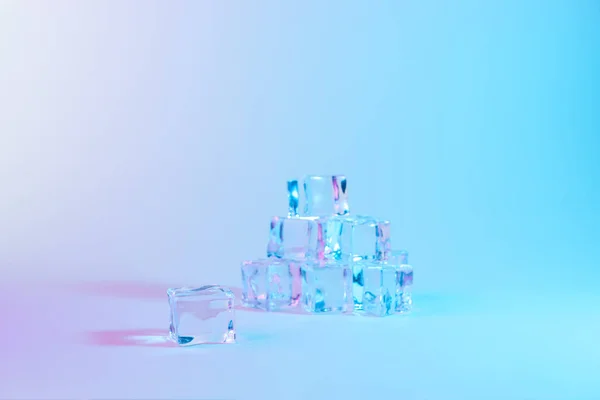 Творческая компоновка кубиков льда яркими жирными градиентными голографическими цветами. Концептуальное искусство. Минимальный сюрреализм . — стоковое фото