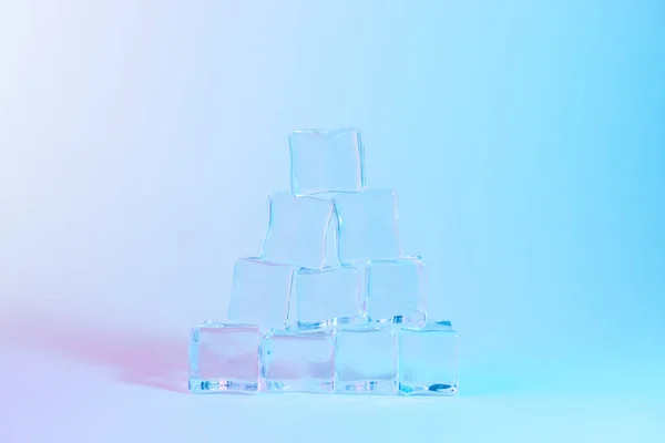 Kreatywny układ kostek lodu w żywych, wyrazistych kolorach holograficznych. Sztuka koncepcyjna. Minimalny surrealizm. — Zdjęcie stockowe