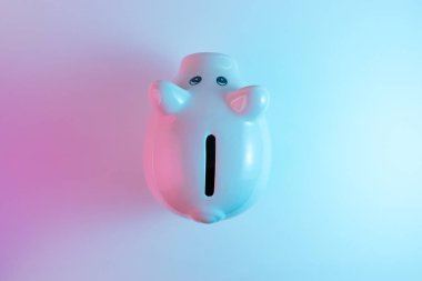 Kumbara canlı kalın degrade holografik renkler. Noel ve yeni yıl minimal sanat kavramı.