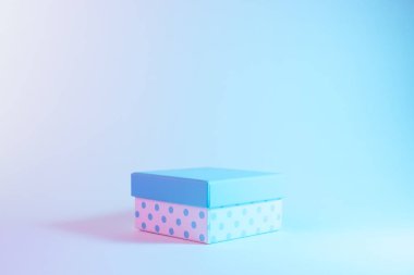 Hediye kutusu canlı kalın degrade holografik renkler. Noel ve yeni yıl minimal sanat kavramı.