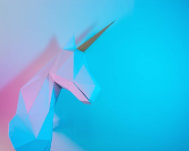 Beyaz kağıt tek boynuzlu at başı canlı kalın degrade holografik renkler. Minimal sanat fantezi kavramı.