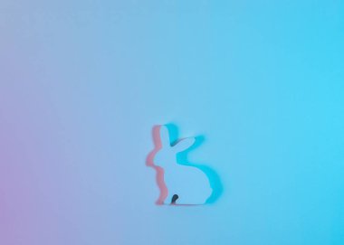 Canlı kalın degrade holografik renkleri ile beyaz Paskalya tavşanı. En az Paskalya kavramı.