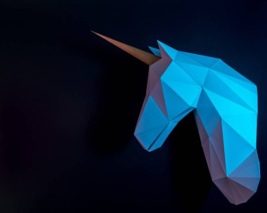 Beyaz kağıt tek boynuzlu at başı canlı kalın degrade holografik renkler. Minimal sanat fantezi kavramı.