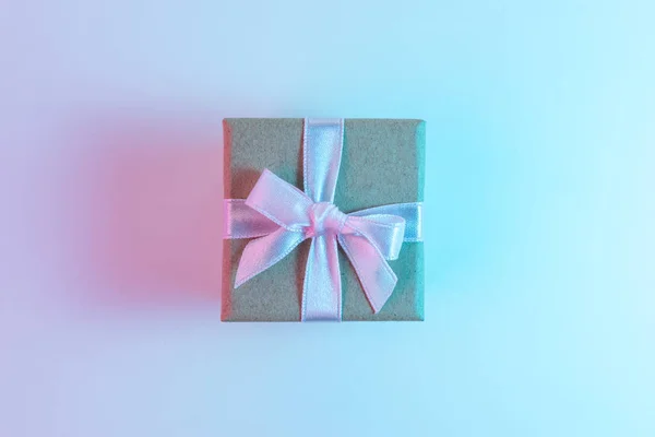 De doos van de gift in levendige vet holografische verloopkleuren. Kerstmis en Nieuwjaar minimal art concept. — Stockfoto