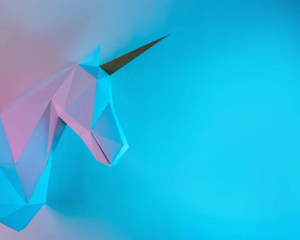 Cabeza de unicornio de papel blanco en colores holográficos de gradiente audaz vibrante. Concepto de fantasía de arte mínimo . —  Fotos de Stock