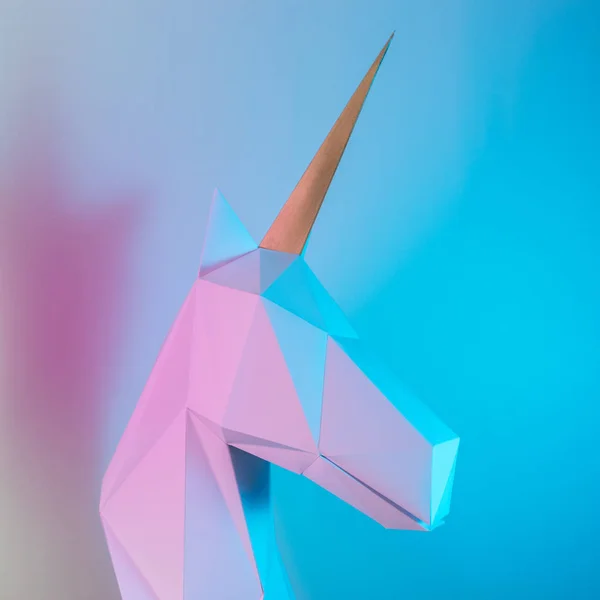 Cabeza de unicornio de papel blanco en colores holográficos de gradiente audaz vibrante. Concepto de fantasía de arte mínimo . — Foto de Stock