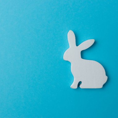 Paskalya tavşanı dekorasyon mavi zemin üzerine. En az Paskalya kavramı.