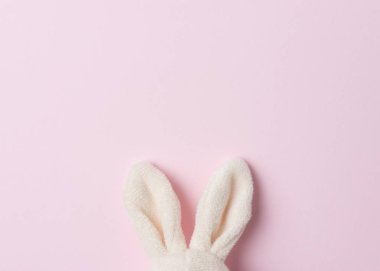 Pembe bir arka plan üzerinde Paskalya bunny kulaklar. En az Paskalya kavramı.