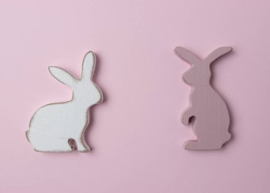 Pembe bir arka plan üzerinde iki Paskalya tavşanları dekorasyon. En az Paskalya kavramı.