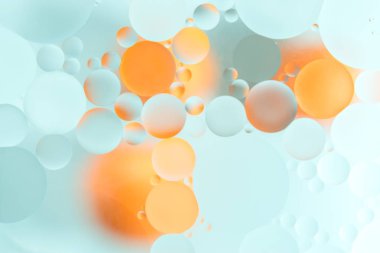 Yağ ile bulanık renkli zemin su yüzeyine düşer. Arka plan.