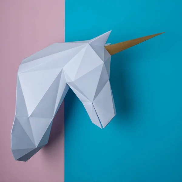 Modelo de papel blanco 3d de cabeza de unicornio sobre fondo brillante. Concepto de arte mínimo . — Foto de Stock