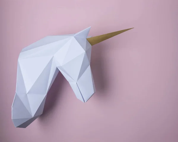 Modelo de papel blanco 3d de cabeza de unicornio sobre fondo rosa. Concepto de arte mínimo . —  Fotos de Stock