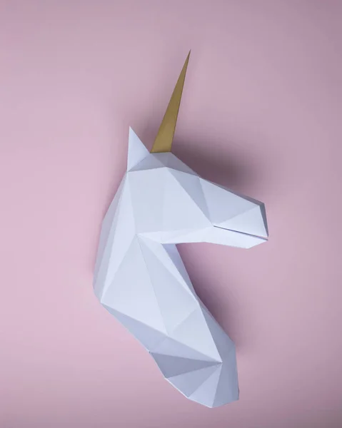 白色3d 独角兽头在粉红色背景的纸筏模型。简约的艺术理念. — 图库照片