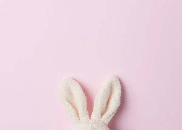 Easter bunny öron på rosa bakgrund. Minimal påsk koncept. — Stockfoto