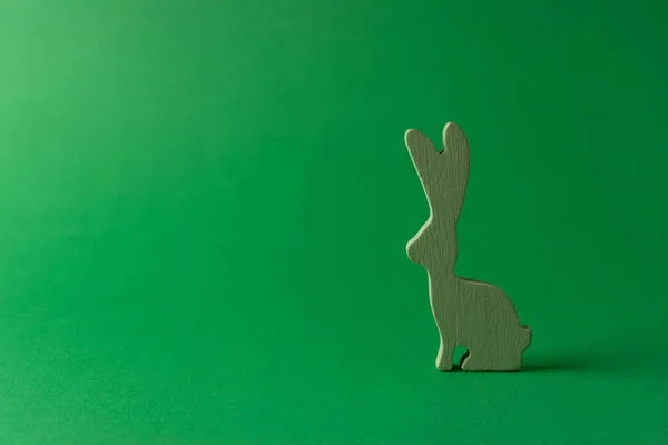 Lapin de Pâques décoration sur fond vert. Concept de Pâques minimal . — Photo