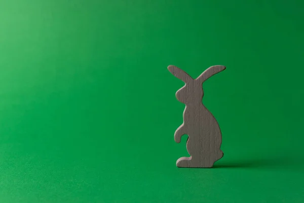 Easter bunny dekoration på grön bakgrund. Minimal påsk koncept. — Stockfoto