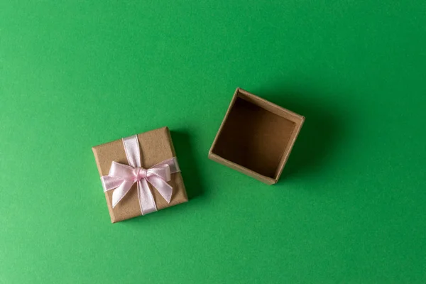 緑の背景のギフト ボックス。最小限の販売コンセプト. — ストック写真
