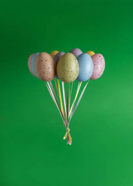 五颜六色的一堆复活节彩蛋气球在绿色的背景。最小的创意概念. — 图库照片