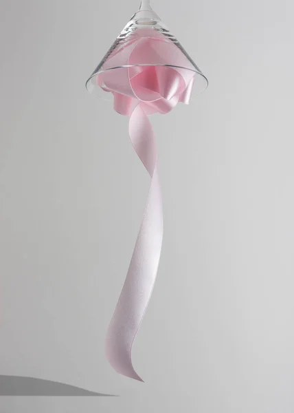 马提尼酒杯与粉红色的党丝带。最小的庆祝理念. — 图库照片