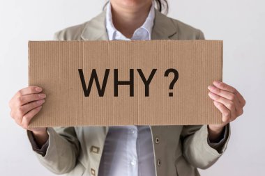 Bir kadının elinde neden yazılı bir pankart var? Onun önünde..