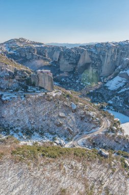 Manastır ve Meteora kaya oluşumları kış zamanında, Yunanistan ile güzel manzara.