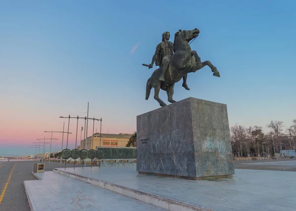 La statue d'Alexandre le Grand au lever du soleil à Thessalonique, Grèce . — Photo