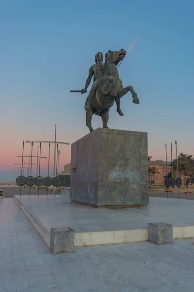 Thessaloniki, Griechenland - 17. Januar 2019: Die Statue Alexanders des Großen bei Sonnenaufgang in Thessaloniki, Griechenland. — Stockfoto