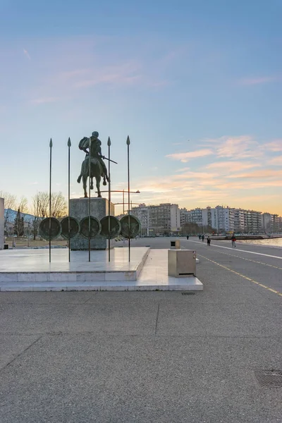 La statue d'Alexandre le Grand au lever du soleil à Thessalonique, Grèce . — Photo