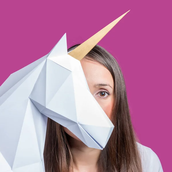 La ragazza ha un modello di Unicorno in carta 3D bianca. Concetto d'arte minimale . — Foto Stock