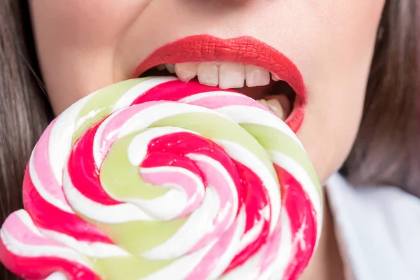 Beskuren bild av förförisk flicka bita färgglada lollipop. Alla hjärtans dag koncept. — Stockfoto