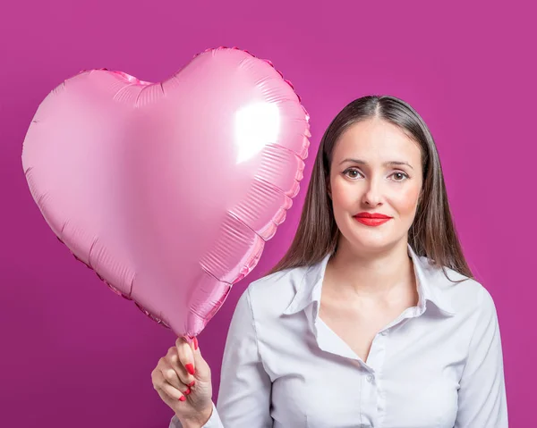 Güzel genç kadın kalbi olan parlak bir arka plan üzerinde balon şeklinde. Sevgililer günü kavramı. — Stok fotoğraf