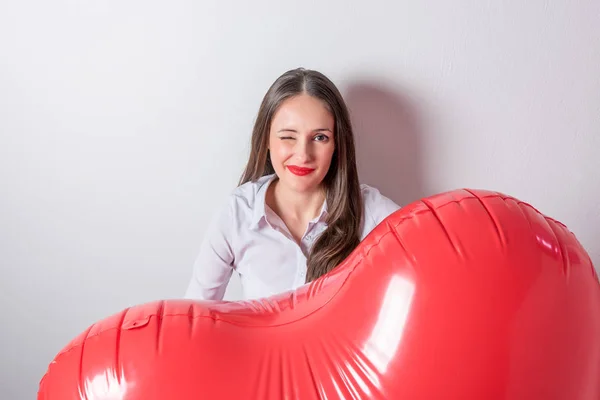 ハート型の気球を持つ若い可愛い女性。バレンタインデーのコンセプト. — ストック写真