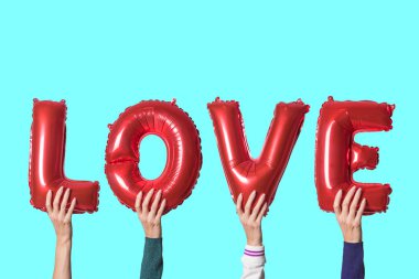 Parlak bir arka plan üzerinde elinde kırmızı balonları İngiliz alfabesinde kelime aşk. En az aşk kavramı.