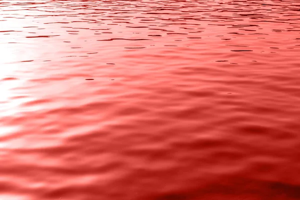 Superficie dell'acqua di mare con onde calme. Concetto colore corallo . — Foto Stock