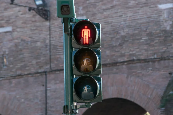 市区街道上的红绿灯. — 图库照片