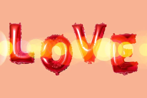 Λέξη αγάπη στην Αγγλική αλφάβητο από κόκκινα μπαλόνια σε φωτεινό φόντο. Ελάχιστη αγάπη έννοια. — Φωτογραφία Αρχείου