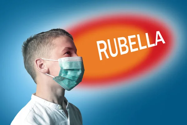 Ragazzino in maschera medica su sfondo luminoso con iscrizione RUBELLA . — Foto Stock