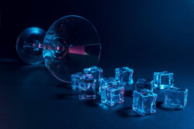 Martini cam buz küpleri neon holografik canlı pembe ve mavi renkler ile. En az kutlama kavramı.