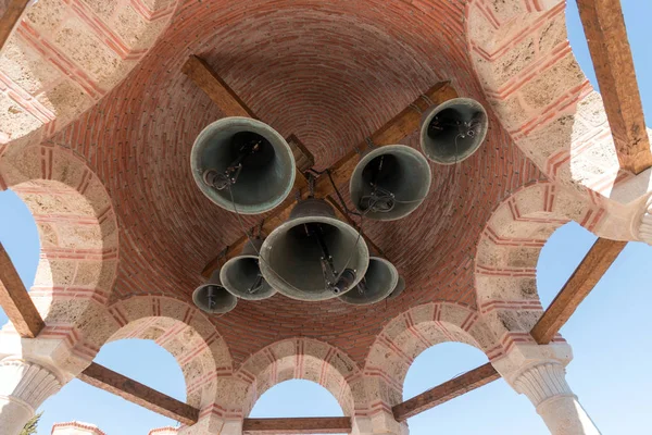 Le dôme avec cloches au monastère de Varlaam à Meteora, Grèce. — Photo