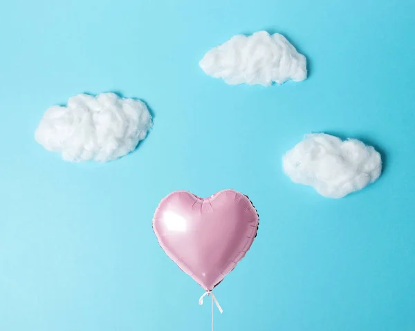 Bawełna biały chmury z Serduszkowy balon na tle niebieski pastelowy. Minimalne pojęcie. — Zdjęcie stockowe