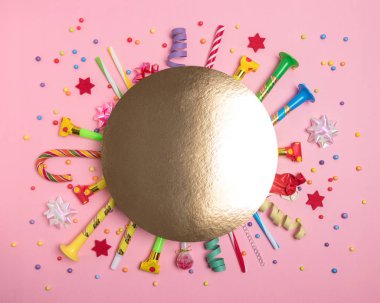 Renkli kutlama arka plan çeşitli parti konfeti, flamalar ve dekorasyon ile. En az parti kavramı. Düz yatıyordu.