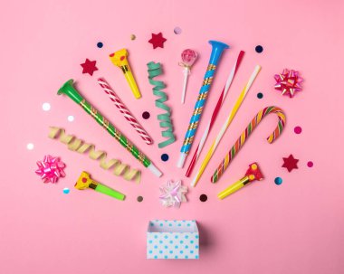 Hediye kutusu, çeşitli parti konfeti, flamalar ve dekorasyon ile renkli kutlama arka plan. Düz yatıyordu.